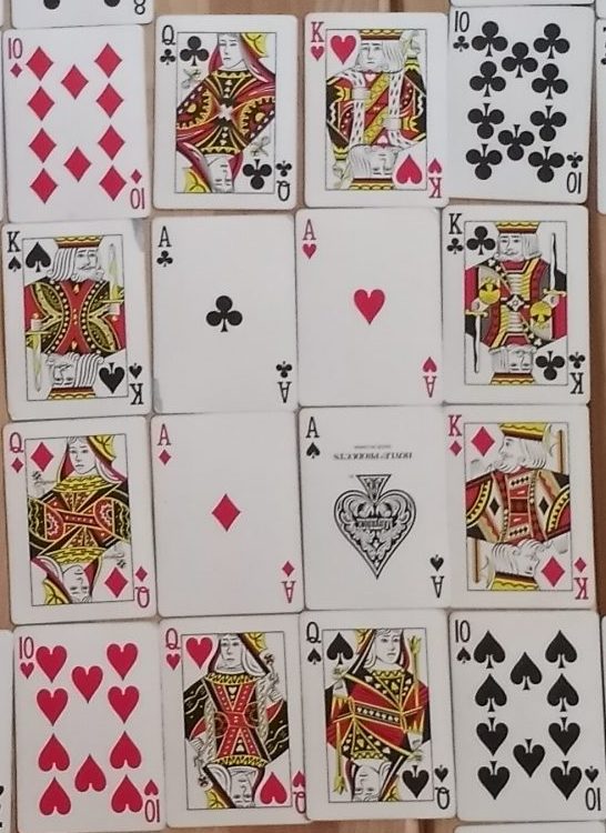 Four aces laid out in a 2x2 grid surrounded by a ring of royal cards and 10&rsquo;s